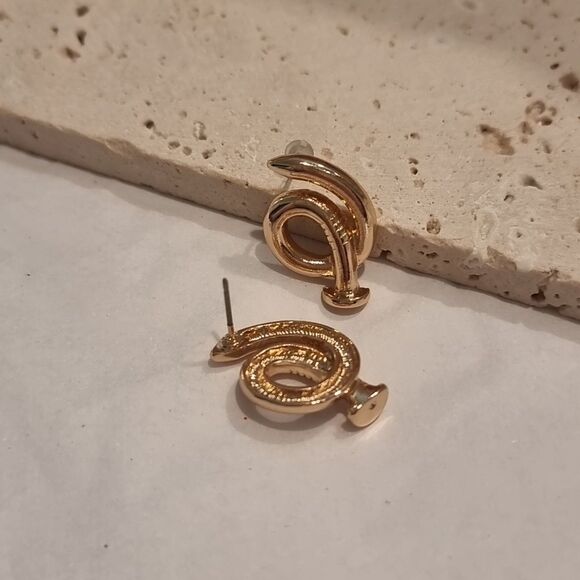 New Golden Twisted Nail Stud Fashion Earrings - Picture 4 of 6